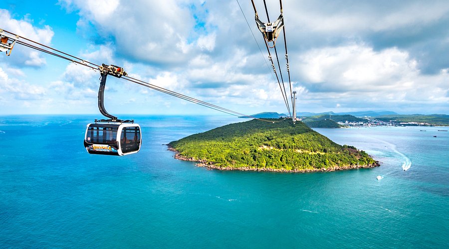 Ba Na Hills cable car ride with mountain landscape
