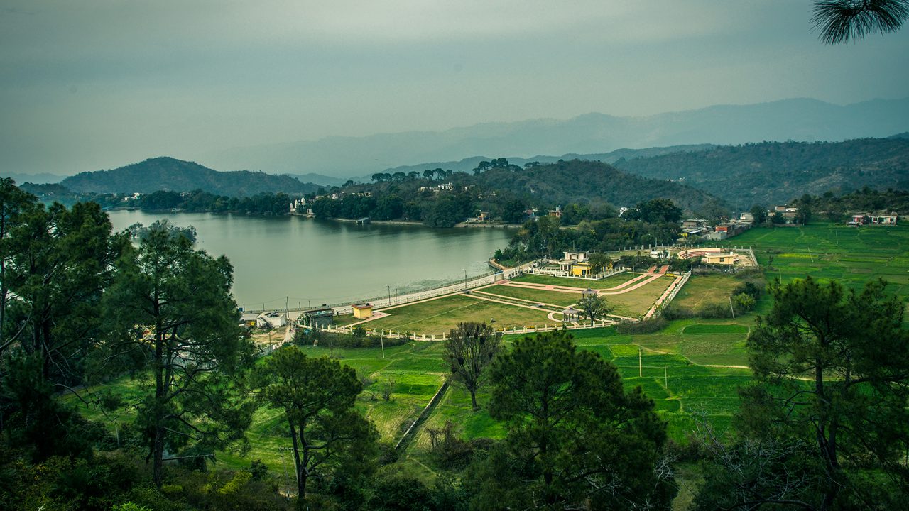 Surinsar Lake waterside panorama