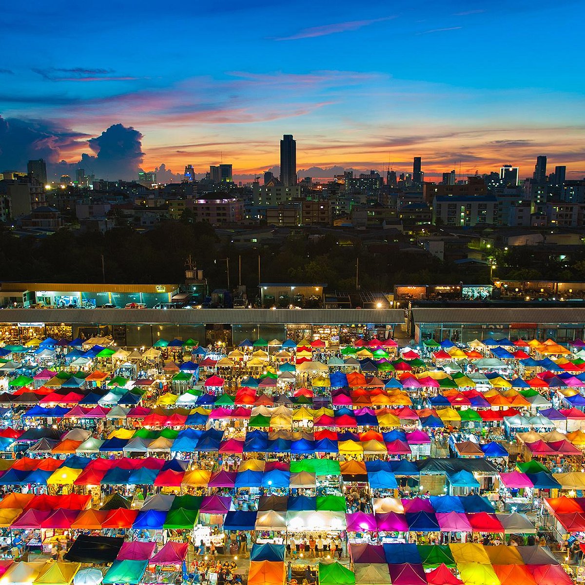 Bangkok night market and street food scene