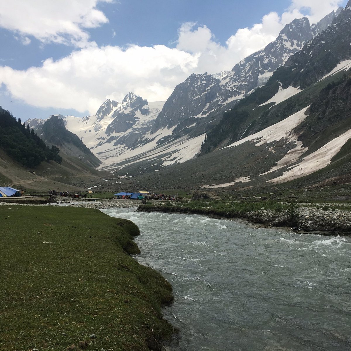 Snow activities and mountain road near Zero Point Sonmarg