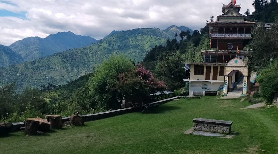 Trail approach to Chehni Kothi from Jibhi region