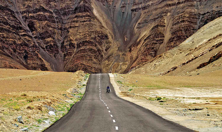 High altitude gravel and tarmac road section toward Umling La