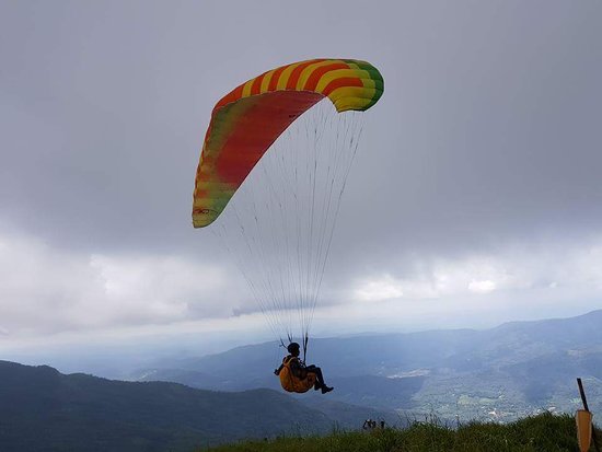 Paragliding over Vagamon meadows