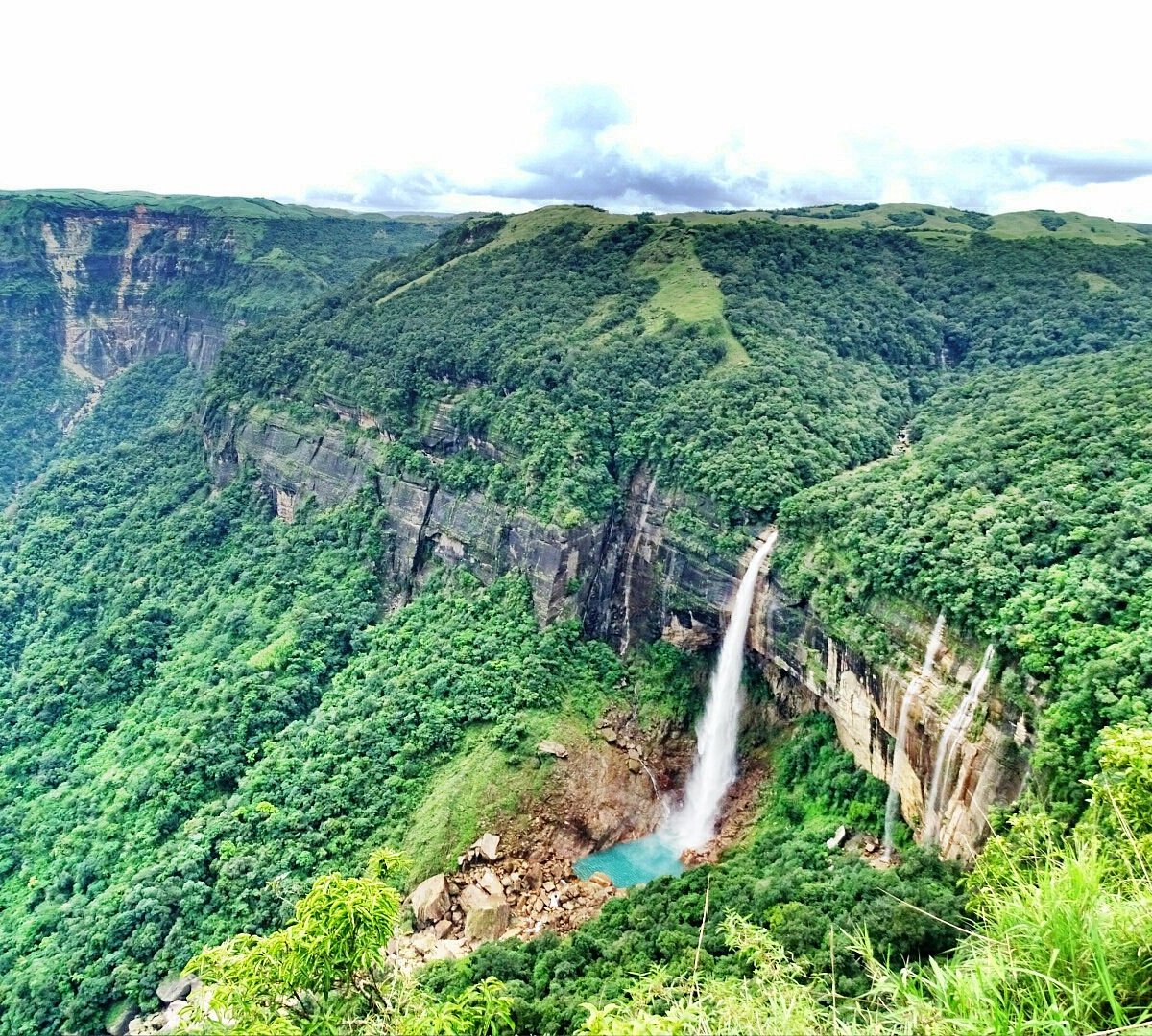 Nohkalikai Falls viewpoint in Cherrapunji with turquoise plunge pool